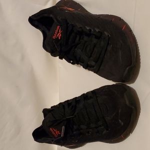 LIKE-NEW BLACK & RED REEBOK UNISEX SNEAKERS